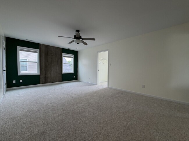 Building Photo - 302 E Franck St