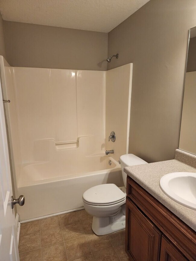 Building Photo - 114 Miller St NE