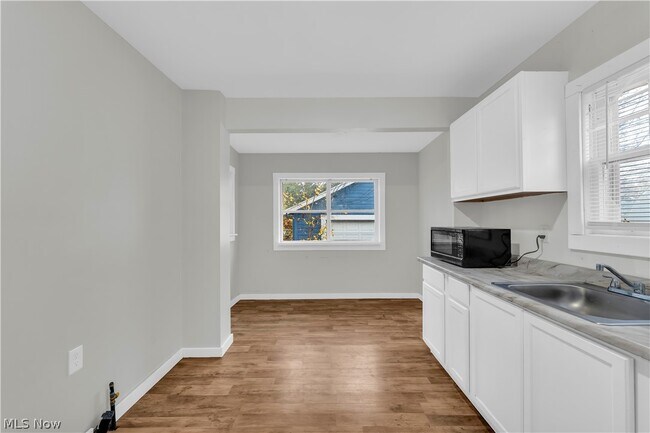 Building Photo - 485 E Archwood Ave