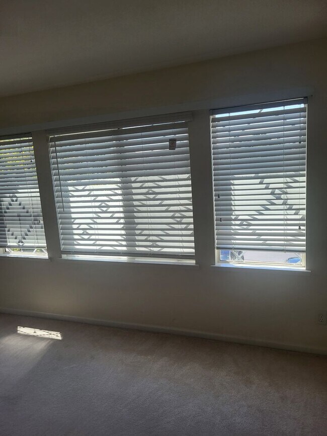 Building Photo - 5049 Pine Lake Ct