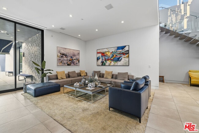 Building Photo - 5365 Vanalden Ave