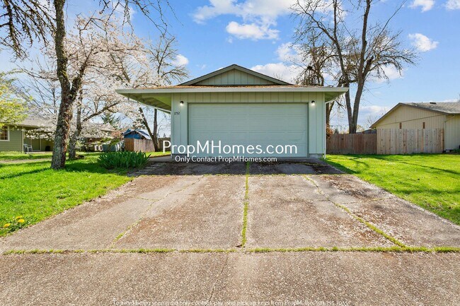 Building Photo - Updated Three Bedroom Home in McMinnville!