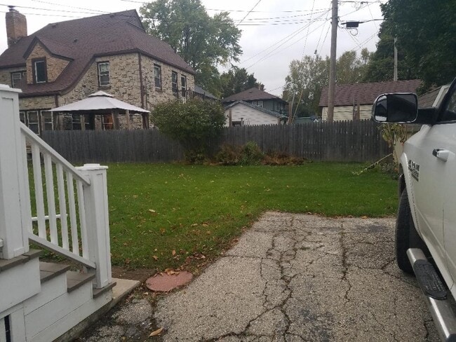 Building Photo - 522 W Maple Ave