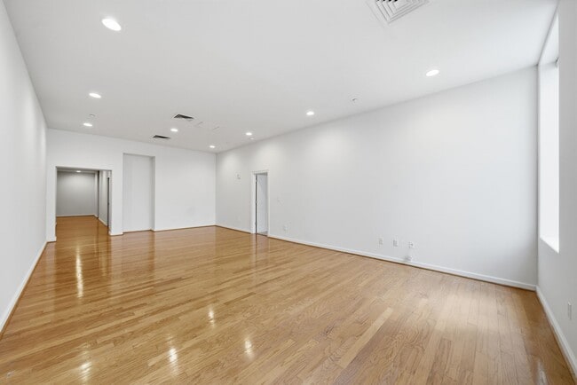 Building Photo - 914 Main St