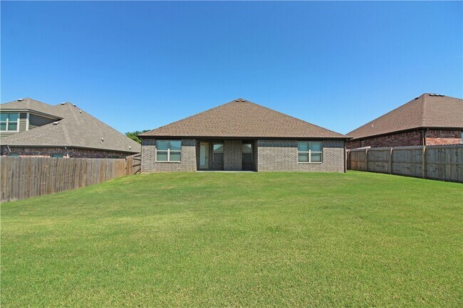 Building Photo - 902 SW Caprington St