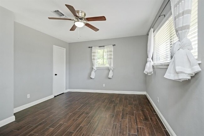 Building Photo - 1719 Longhorn Dr