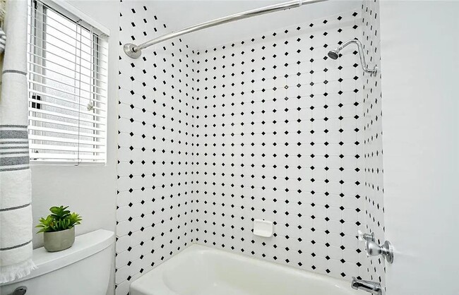 Building Photo - 6 Sandpiper Ln