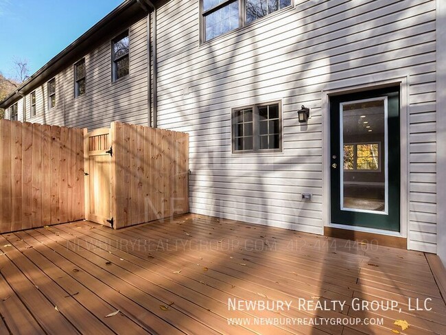 Building Photo - 155 Banksville Pl