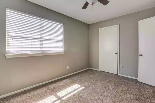 Building Photo - Country Oaks