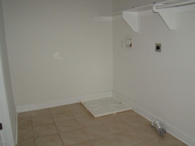 Building Photo - 6 Maple Leaf Dr