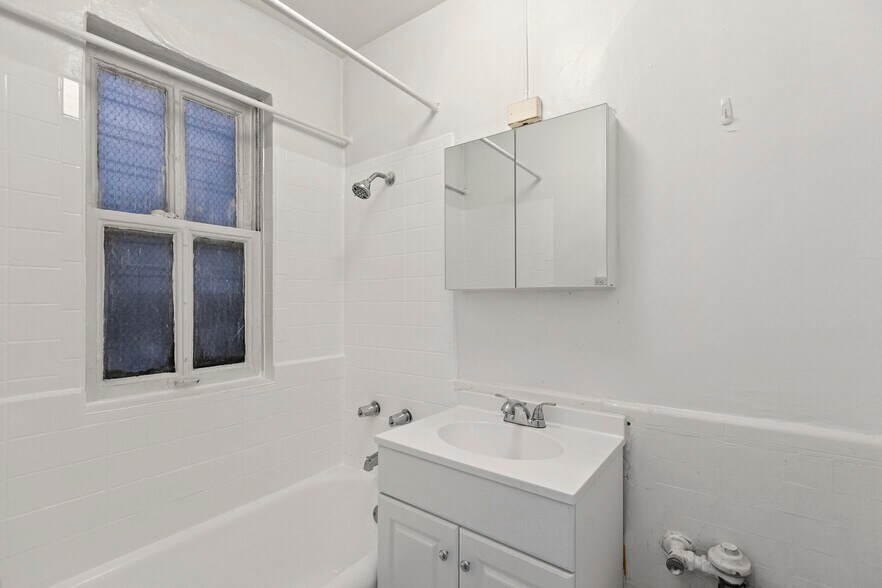 Building Photo - 428 W Wellington Ave