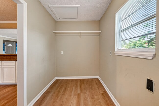 Building Photo - 1504 Lawrence Ave