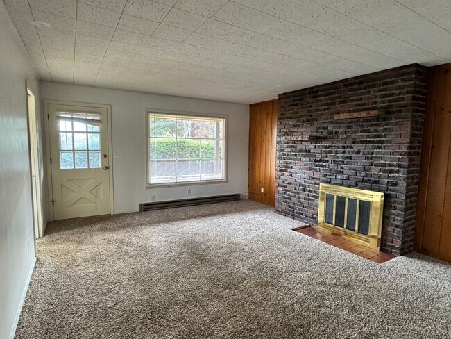 Building Photo - Near Franklin Park 2 br 1ba, stacked washer/dryer included.