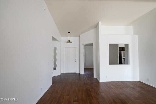 Building Photo - 909 E Harwell Rd