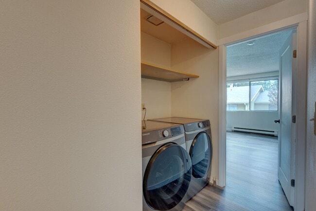 Building Photo - 2 bedroom/1.5 bathroom townhouse
