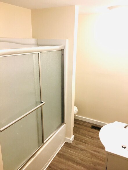 Building Photo - 605 21st St