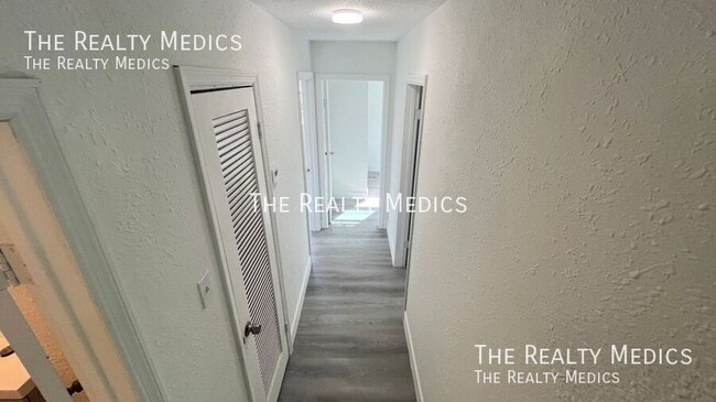 Building Photo - 2530 N Palm Dr