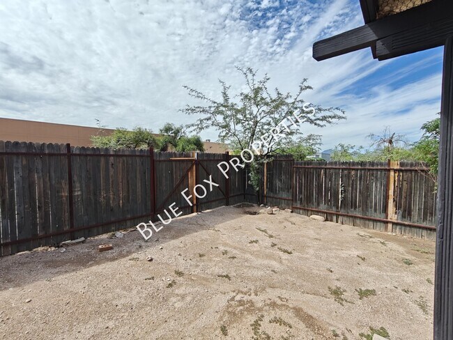 Building Photo - 1501 N 6th Ave