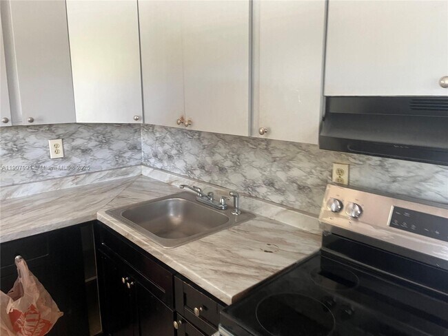 Building Photo - 15812 NW 39th Ct