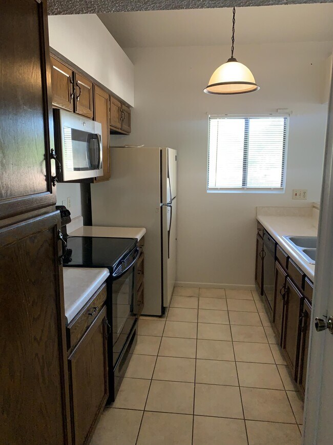 Building Photo - 2182 N Pantano Rd