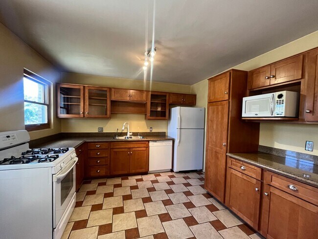 Building Photo - Quaint 3 Bedroom 2 Bathroom Home In The NE!