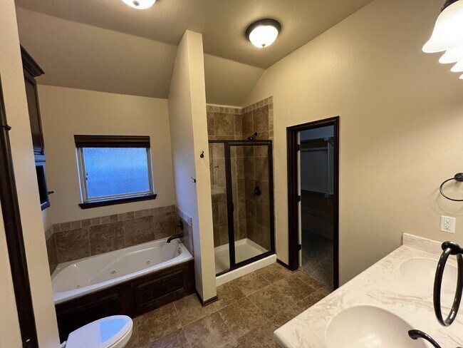 Building Photo - "Charming 3-Bedroom Home with 2 Full Baths...