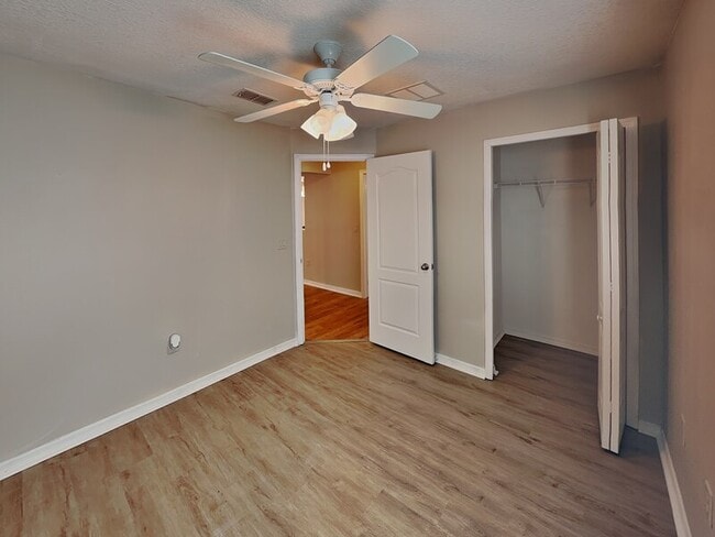 Building Photo - 1043 Bethpage Rd