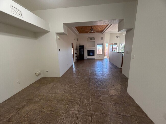 Building Photo - 3-Bedroom House!