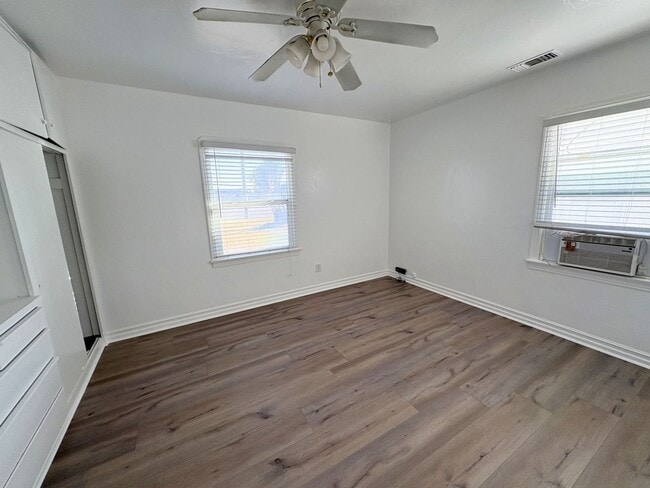 Building Photo - Charming Home