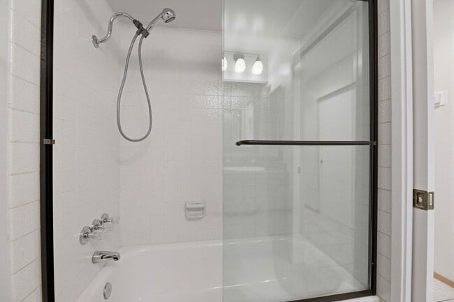 Building Photo - Beautifully Updated 3BR/2BA Home with Private Garden Oasis