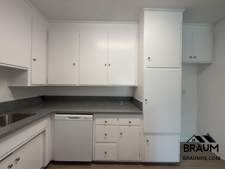 Building Photo - 6041 Whitsett Ave