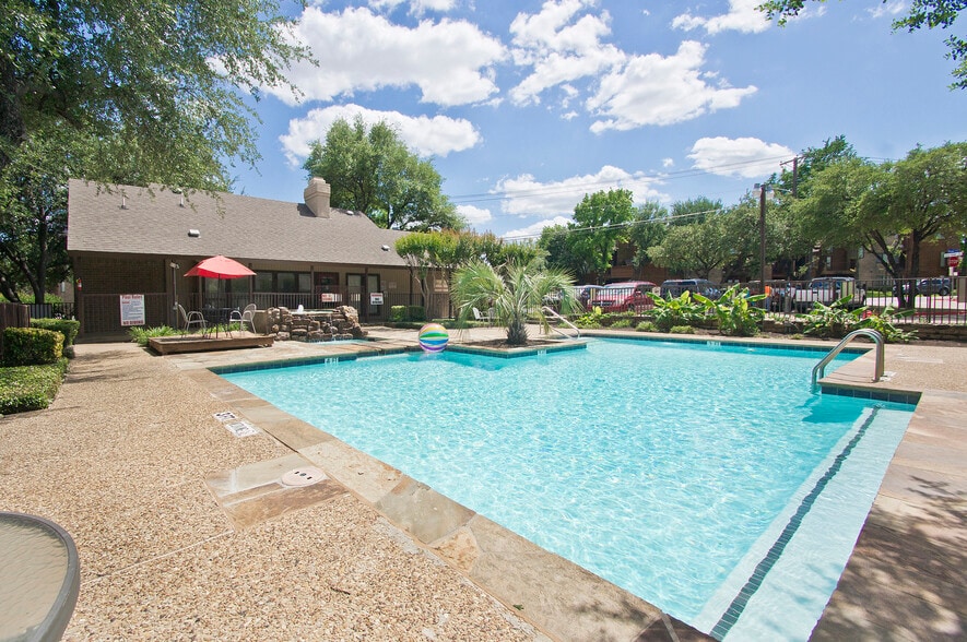 Building Photo - Woodbridge Townhomes