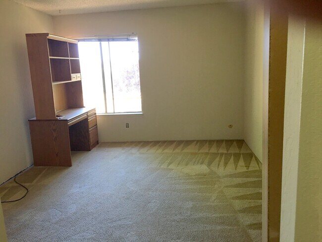 Bed room - 2452 W Bayshore Rd
