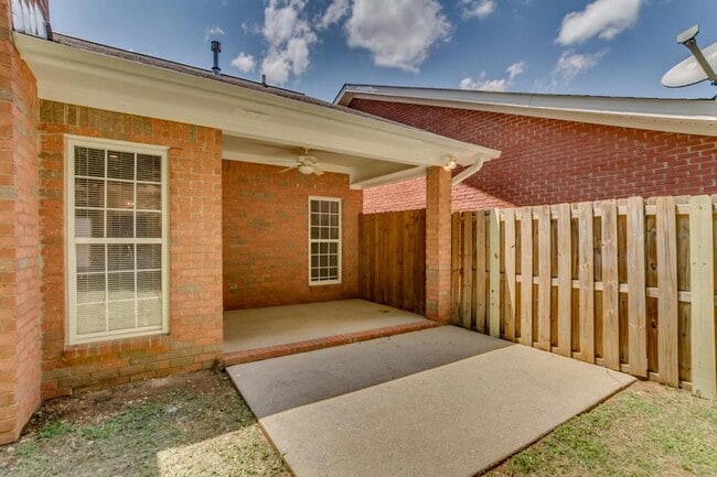 Building Photo - 2142 Fox Ridge Rd