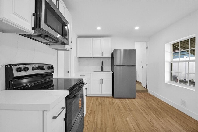 Building Photo - 2419 Coolidge St