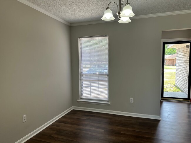 Building Photo - **FALL MOVE-IN SPECIAL: $500 OFF 1st MONTH...