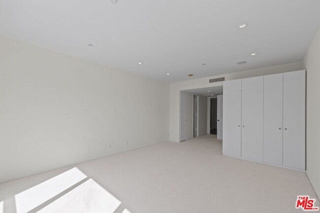 Building Photo - 10551 Wilshire Blvd