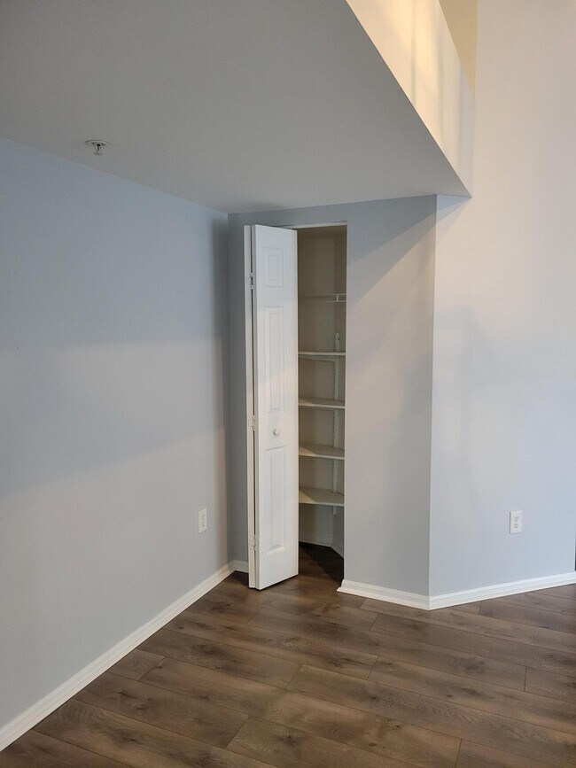 Building Photo - 1400 Crestwood Ct S