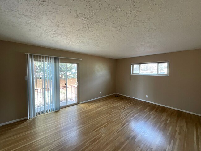 Building Photo - 4 Bedroom Single Story Home Available Near...