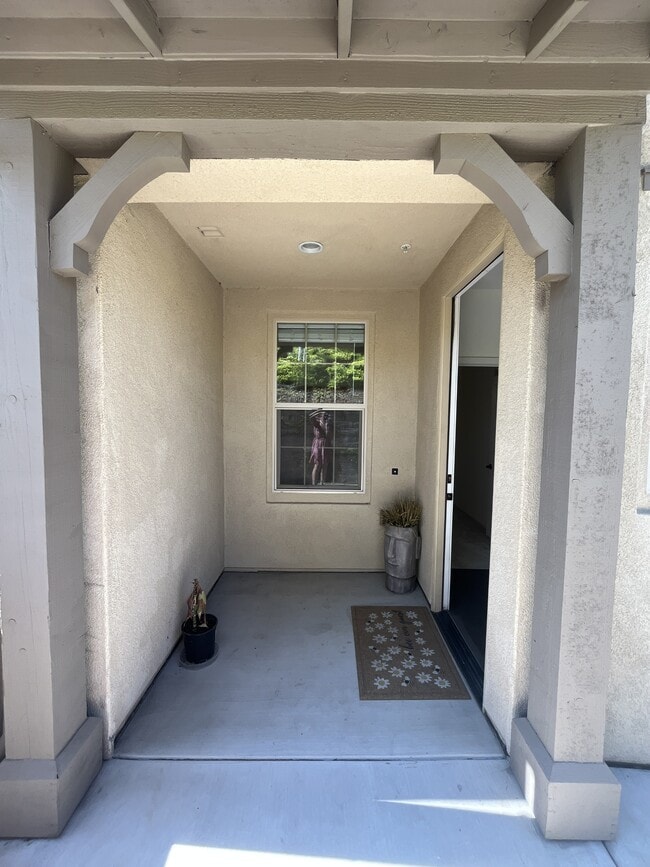Building Photo - 869 East Mountain Way