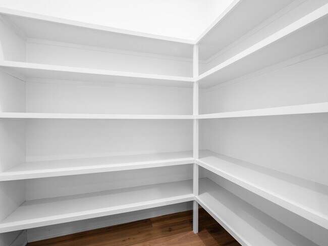 Building Photo - 928 Pullman Plz