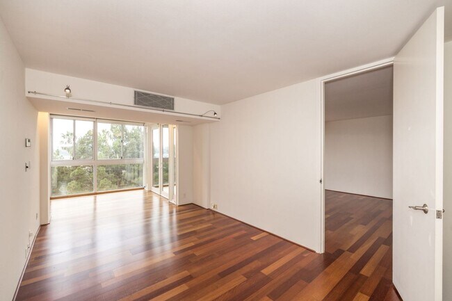 Building Photo - High Rise Living in the Heart of Downtown Palo Alto!