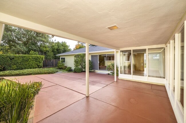 Building Photo - Spacious 3 Bed, 3 Bath Home in Excellent Location- Short Term Lease