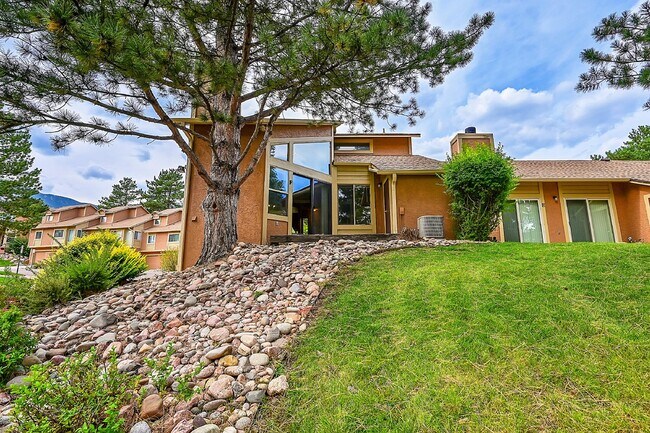 Building Photo - $1,850.00, 2 bed, 2 bath, located in Color...