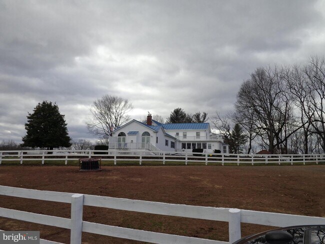 Building Photo - 5590 Old Farm Ln