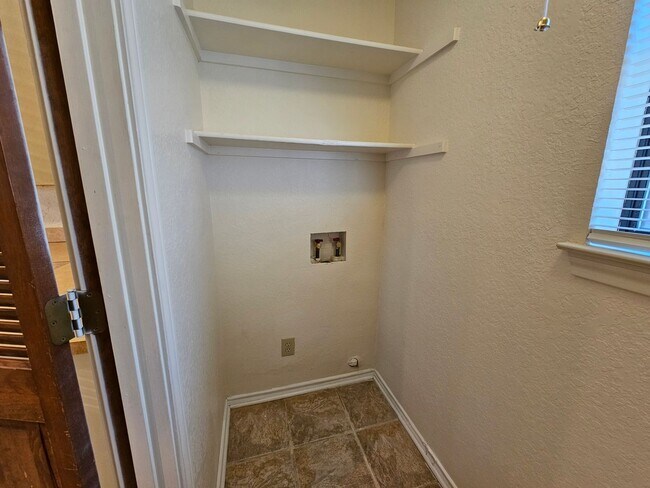 Building Photo - Charming home located in the well-maintain...