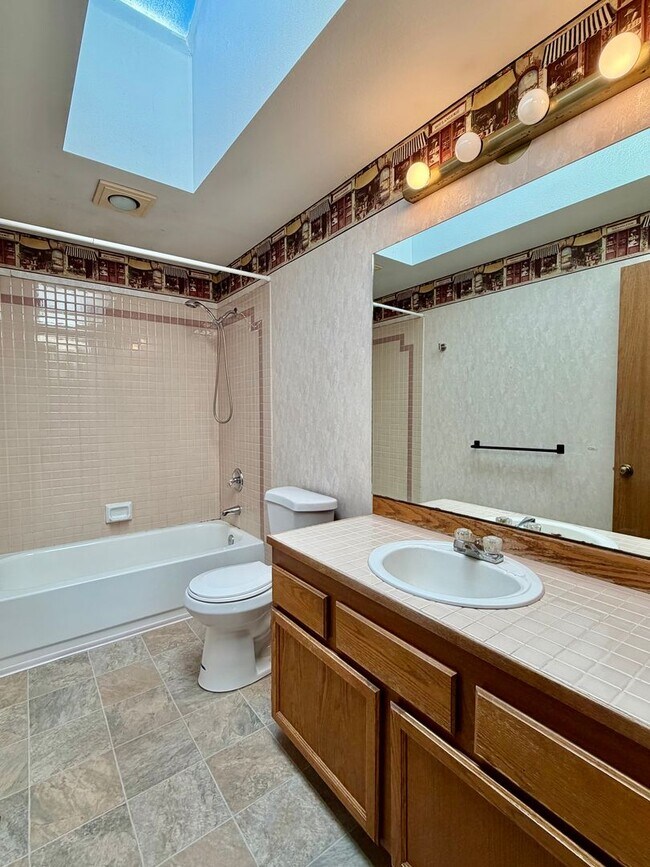 Building Photo - 4 Bed / 2.5 Bath Education hill in Redmond 2-story home $4,095/month