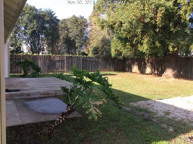 Building Photo - Comfortable Living in a Well-Sized 2-Bed, 2-Bath Home