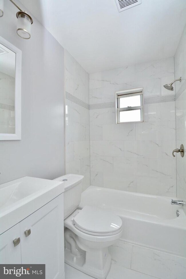 Building Photo - 115 33rd St NE