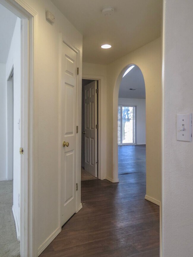 Building Photo - 3 Bedroom 2 Bath Ranch Home Coming soon !